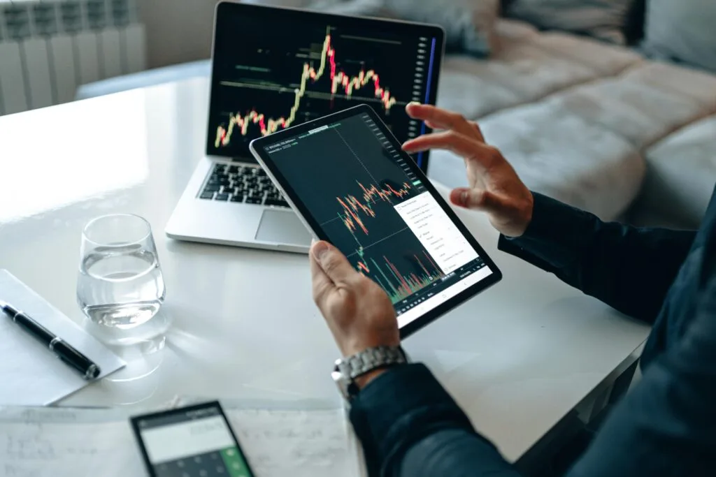 invester på computer og tablet